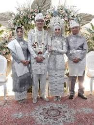 Maybe you would like to learn more about one of these? 11 Ide Sewa Baju Adat Di Jakarta Sewa Baju Daerah Baju Tari Baju Pengantin Pengantin