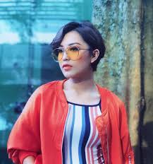 Rambut pendek bawa tuah fasha sandha. Pin By Entertainment On Jannanick Cat Eye Sunglasses Eye Sunglasses Nick