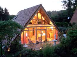 Modern wohnen auf bis zu drei etagen. Nurdachhaus In Freiburg