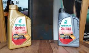 Minyak pelincir 'fully sintetik' dihasilkan daripada 2 komponen iaitu polyalphaolefins dan ester yang diadun bersama bahan aditif lain untuk kelancaran enjin lebih sempurna. Petronas Sprinta Ultraflex Lindungi Enjin Motosikal