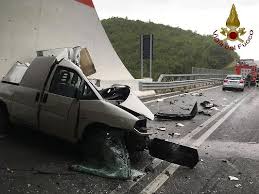 Il sinistro, avvenuto nel taro pomeriggiio di ieri ha danneggiato anche l'ingresso di un'abitazione e di un. Schianto In Galleria Muore Un Maceratese Cronache Maceratesi