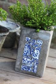 Beautiful Concrete Planter With Inlaid Blue And White Pottery Shards Contemporary Yet Traditional Diy Concrete Planters Concrete Planters Concrete Diy