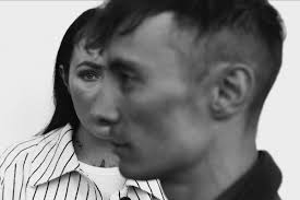 He was born in 1980s, in millennials generation. Miriam Bryant Och Daniel Adams Ray Slapper Lat Popmani