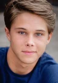 Fan Casting Aidan Gallagher as Alan Abernathy in Small Soldiers (2018)