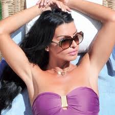 Η ταλαντούχα ηθοποιός και τραγουδίστρια έχει βρει τον έρωτα στο πρόσωπο. Nina Lotsarh Deixnei Tis Ragades Poy Apekthse Apo Tis Egkymosynes Ths Instyle Gr