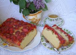 Przygotowuję biszkopt, białka ubijam ze szczyptą soli na sztywno, dodaję po łyżce cukru i nadal ubijam. Ciasto Z Mrozonymi Truskawkami I Galaretka Przepisy Jak Zrobic Smaker Pl