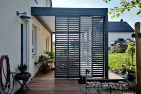 Lamellendach B150 Kleine Lamellen Und Aufgesetzte Screens Ferobau Lamellendach Uberdachung Garten Terrassenuberdachung