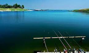 Sejumlah relawan mengevakuasi korban tenggelamnya perahu rombongan wisata di waduk kedung ombo, wonoharjo, kemusu, boyolali, jawa tengah, sabtu (15/5/2021). 10 Gambar Waduk Kedung Ombo Letak Purwodadi Boyolali Sragen Sejarah Misteri Asal Usul Jejakpiknik Com