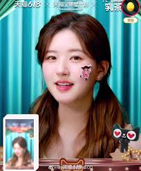 Triệu Lộ Tư lộ má bánh bao hơi ú quá trên livestream