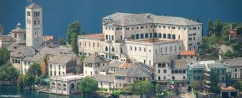The town itself is built on a promontory which juts out from the . Orta San Giulio Romantische Feriendorf Am Orta See