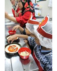 Pizza hut atrajo a familias que salían a disfrutar una comida que no podían contamos con varios años de prestigio destacándonos entre las pizzerías en uruapan, gracias a que contamos con un capital humano de. Mau Belajar Membuat Pizza Bareng Teman Teman Ikut Pizza Maker Junior Di Pizza Hut Yuk Heni Puspita