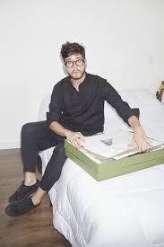 Artistas transformam tecidos em obras de arte no projeto Vicunha Gallery