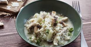 Recette Risotto De Poulet Aux Champignons En Video Recette En 2020 Risotto Poulet Recette Risotto Poulet Aux Champignons