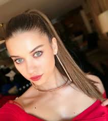 Turkish Series And Celebrities Adli Kullanicinin Afra Saracoglu Panosundaki Pin Unlulerin Tarzlari Unluler Aktrisler