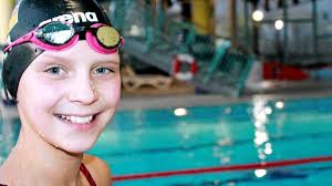 Ein „Blue Wahoo“ schwimmt nach vorn