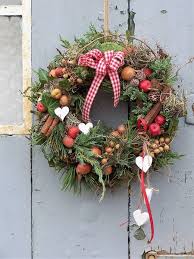 Wie Schon Ist Jetzt Die Natur Ein Bischen Davon Zeigt Dieser Schone Kranz Zum Aufhangen Viele Kleine Turkranz Weihnachten Turkranze Christbaumschmuck