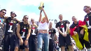 Helene fischer is gifted with natural leadership and the capacity to accumulate great wealth. Mega Party In Berlin Helene Fischer Macht Wm Helden Atemlos Fussball Wm Sport Bild