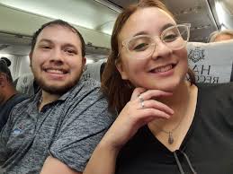 Entre fotos, golosinas y gestos cómplices: así vivió Marcela su primer  vuelo