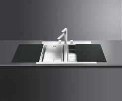 Evier Et Robinet Du Nouveau Dans La Cuisine Inspiration Cuisine Modern House Design Modern House House Design