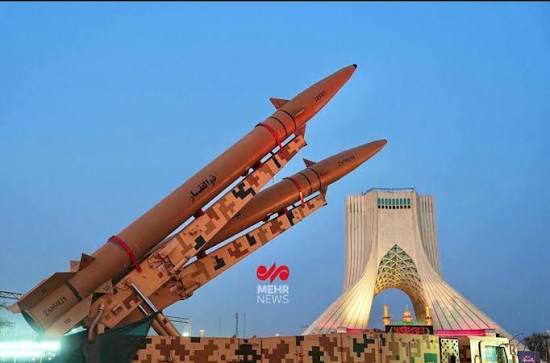 نادانی که شاخ و دم ندارد! رژیم نکبت اسلامی دو موشک بالستیک کوتاه‌برد  ذوالفقار در میدان شهیاد تهران به نمایش گذاشته است. هر‌ مکانی که سلاح در  آنجا باشد، هدفی مشروع است