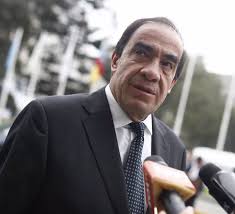 El candidato presidencial Yonhy Lescano se muestra confiado e indiferente  respecto a sus rivales políticos en Perú