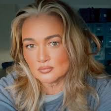 Dana Wardlow's Instagram, Twitter & Facebook