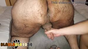 Sperm boğası arkadan sağıldı, sonra kendi taze erkek sütüyle beslendi