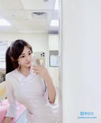 甜美护理师天使李怡葶脸蛋魔鬼身材！制服下反差凶猛，丰满车灯让人打针都不痛了！-鸭蛋秀