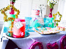 The entrance through which alice follows the cake marked eat me: Alice In Wonderland Party Table Decorations