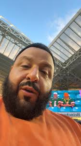 Football Player ➡️ Artist On this week's Miami Minute Cameron Dobbs caught  up with former Miami Hurricanes Football player turned artist D'Mauri  Jones! You can check out his work TODAY at the