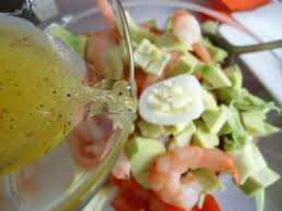 салат с креветками и авокадо и яйцом и помидорами Salat S Krevetkami I Avokado Recept S Foto Gotovim Doma Po Shagam