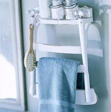 Eski süzgeçleri boyayarak rengarenk sevimli saksılar yapabilirsiniz. Eski Esyalari Degerlendirme Evde Dekorasyon Blog11