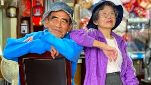 Dieses Paar modelt in Kleidung, die in seiner Wäscherei vergessen wurde