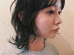今年の秋はレトロな気分 マッシュウルフ で雰囲気ある女性らしさを キナリノ レトロなヘアスタイル マッシュ ウルフ ショートのヘアスタイル