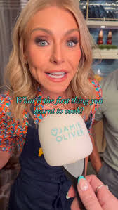 Jamie's going LIVE here tomorrow at 3:30pm (GMT) with Tesco sharing useful  tips and tricks for leftovers you can use over the festive period. Set your  reminders now!! Who will be tuning