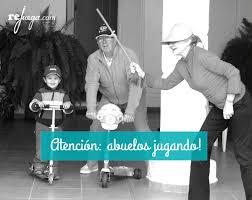 Existe multitud de diferentes tipos de juegos con las canicas, así de forma general se puede jugar en la calle, en casa, sólo, con amigos y lo más común es hacer círculos en la arena o en la tierra, además de hacer un hoyo. Abuelos Jugando Abuelos Ilustrando Rejuega Y Disfruta Jugando