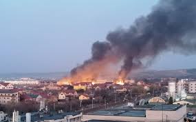 Două persoane au fost scoase din casă de pompieri după ce locuința în care se aflau a fost cuprinsă, duminică dimineață, de un incendiu puternic. Ziua De Cluj Acum Incendiu De ProporÅ£ii In Someseni FlÄcÄri Cat Blocul