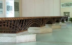 Podul era lung de peste un kilometru, o înălţime de 18 metri şi o lăţime de 12 metri. Muzeul PorÅ£ile De Fier Drobeta Turnu Severin