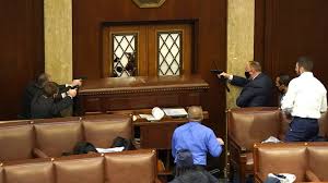 هو عبارّة عن مؤسسة دستوريّة أولى داخل الولايات المتّحدة الأمريكيّّة، ويعدّ الهيئة مجلس النواب الأمريكيّ وهو المجلس الأدنى في الكونغرس الأمريكيّ، ويقع في الجناح. O1oqt Kyxbcelm