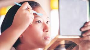 How to thin hair using razor thinning hair with a razor is different than using scissors. How To Use An Eyebrow Razor The Complete Guide L Oreal Paris