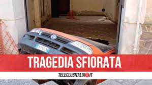 Adiacente all'area fiera settimanale, in ampio parco munito di verde condominiale e area parcheggio, in zona ben servita e a pochi minuti dallo svincolo autostradale e dalla variante anas, vi proponiamo appartamento posto al terzo piano in. Tragedia Sfiorata Nel Casertano Furgone Con Due Operai Sprofondano Nella Voragine