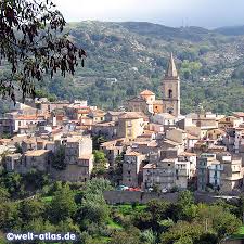 Travel guide resource for your visit to novara di sicilia. Foto Bergdorf Novara Di Sicilia Welt Atlas De