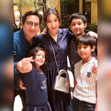 Penampilan erin yang seperti anak muda. Digosipkan Bercerai Andre Taulany Dan Erin Malah Terlihat Mesra Di Media Sosial