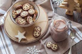 Comment Faire Des Bredele Maison Petits Gateaux De Noel Conseils Astuces Et Recettes Recette Bredele Recette Tuiles Aux Amandes Recette Biscuit De Noel