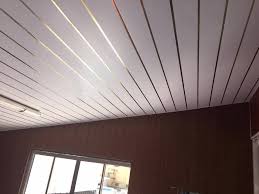 Os forros em pvc podem ser utilizados em ambiente residenciais, comerciais ou industriais. Plus Ouro Liso Plus Forro Pvc Forro Pvc Pvc Para Teto Forro