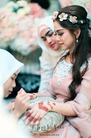 Escrita por majlis berinai alangkah indahnya majlis purnama marilah inaikan pengantin baru tamatlah sudah malam berinai kini menanti hari. Malam Berinai Tu Perlu Ke Membazir Je Lah Kan Social Light Sbxs Filmvchine I Do Wedding Card Cheezy Freezy Photobooth