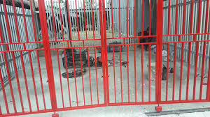 Jika ingin memilih pagar swing atau lipat, jangan menggunakan bahan baku pagar yang terllau berat. Pagar Lipat Pintu Lipat Roda Tunggal Bawah 1 Youtube