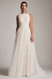 14 Under 1000 Wedding Dresses For Flat Chested Brides Chiffon Wedding Gowns Wedding Dresses Long Beach Wedding Dresses