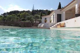 Regardez Ce Logement Incroyable Sur Airbnb Spacieuse Maison Contemporaine Villas A Louer A Cotignac Villa A Louer