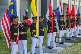 Model bendera malaysia tersebut mulai di berlakukan sejak tahun 26 mei 1950.namun pada awalnya bendera ini hanya mempunyai 11 garis dan bintang berujung 11. Jalur Gemilang Sudah Berkibar Di Manila